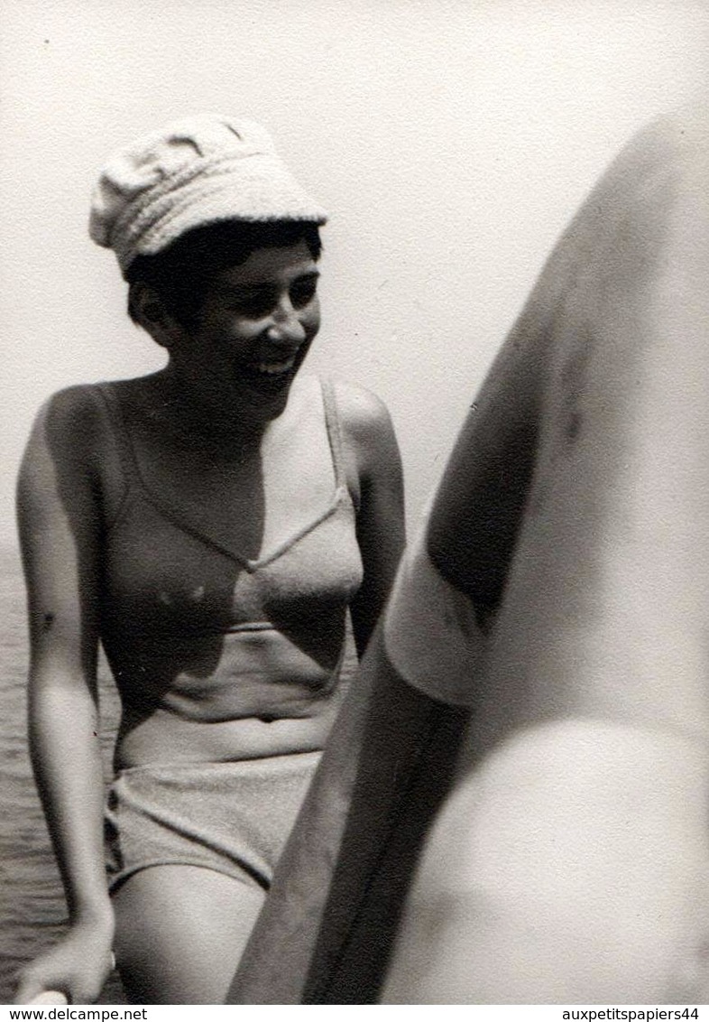 Photo Originale Charmante Pin-Up Sexy En Maillots De Bain & Casquette Gavroche Sur Un Bateau & Bouée 1960/70 - Pin-ups