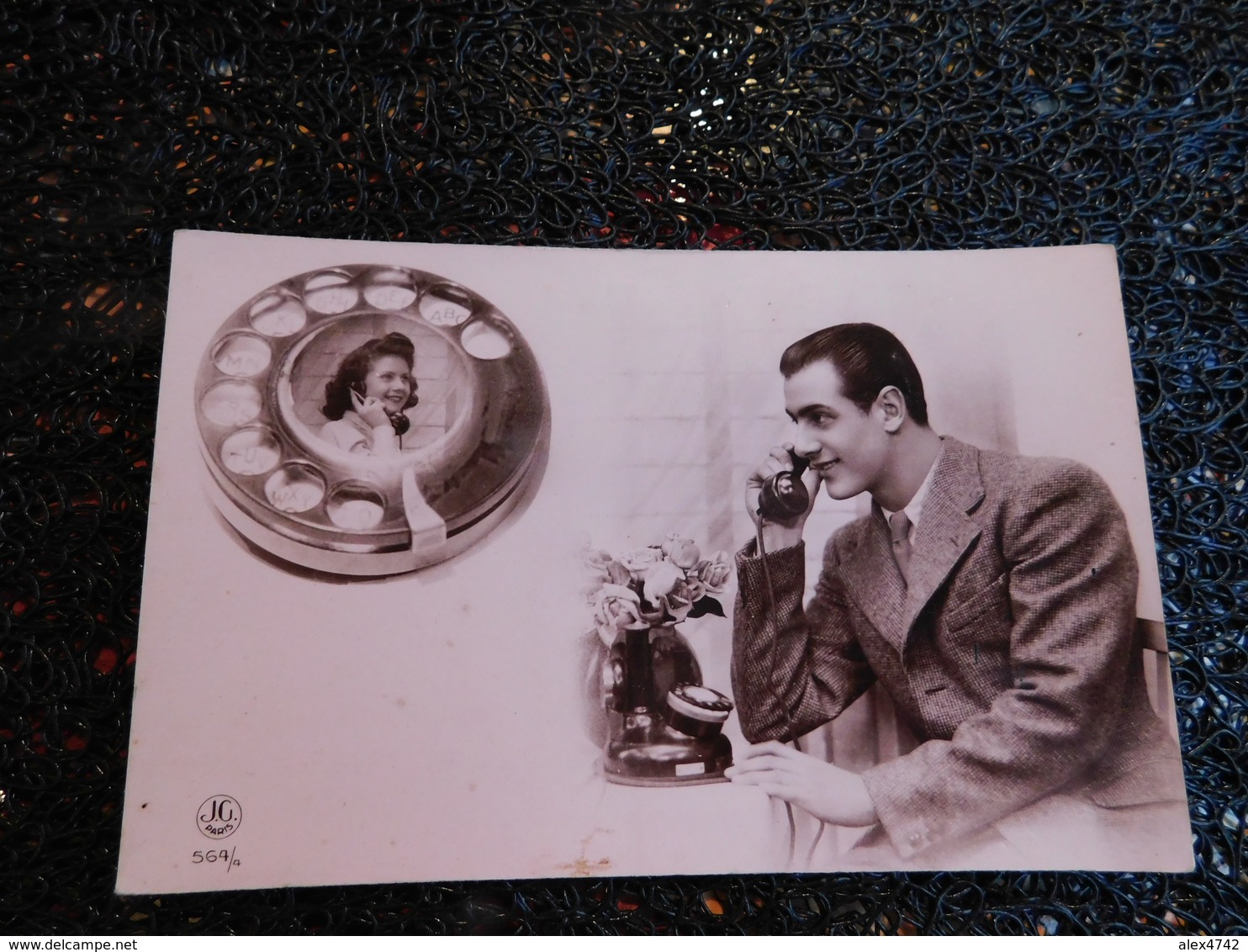 Photomontage, 2 Cpa Homme Au Téléphone Avec Femme, Noir Et Blanc, Colorisée, Non Circulée    (H8) - Autres & Non Classés