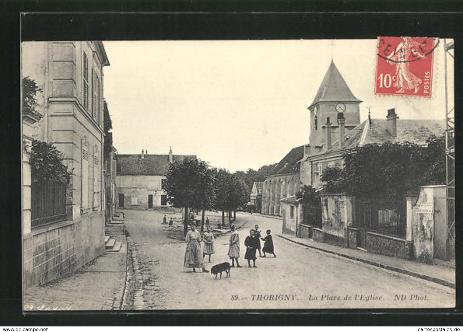 CPA Thorigny, La Place De L`Eglise - Autres & Non Classés