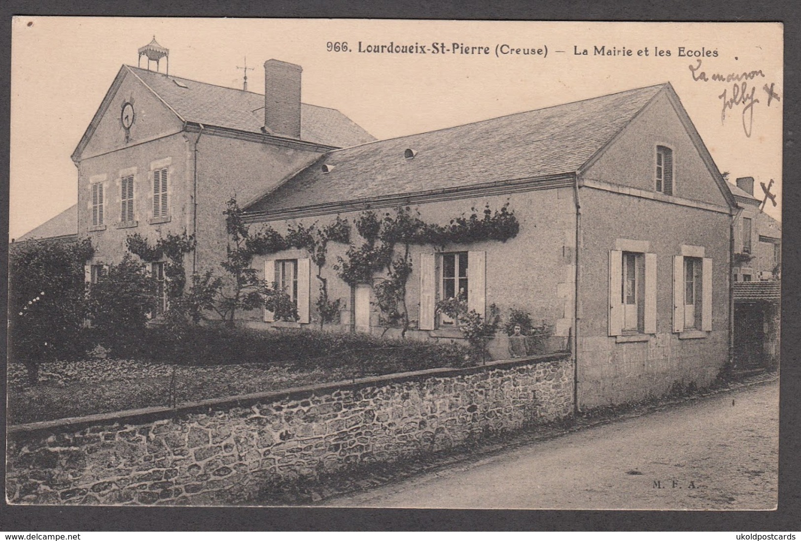 CPA 36 - LOURDOUEIX ST PIERRE, La Mairie Et Les Ecoles - Otros & Sin Clasificación