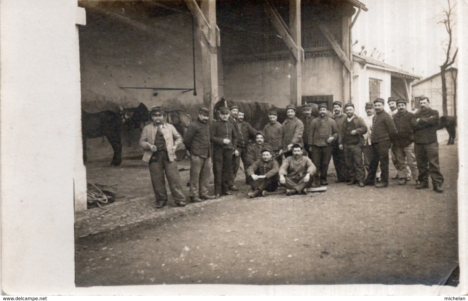 CPA  PHOTO D' UN GROUPE DE MILITAIRES--AU VERSO " UN  BONJOUR DE LYON " - Reggimenti