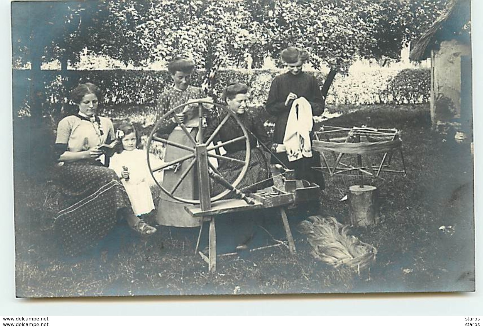 Carte-Photo - PARIS XIV - 31 Rue De Froidevaux - Femmes Filant De La Laine, Cousant Et Lisant - Paris (14)