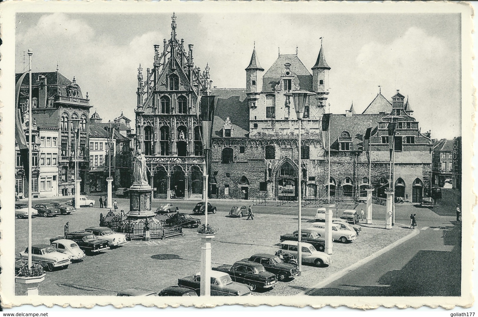 Mechelen - Standbeeld Van Margaretha Van Oostenrijk. Stadhuis En Oude Lakenhallen. -r - Malines