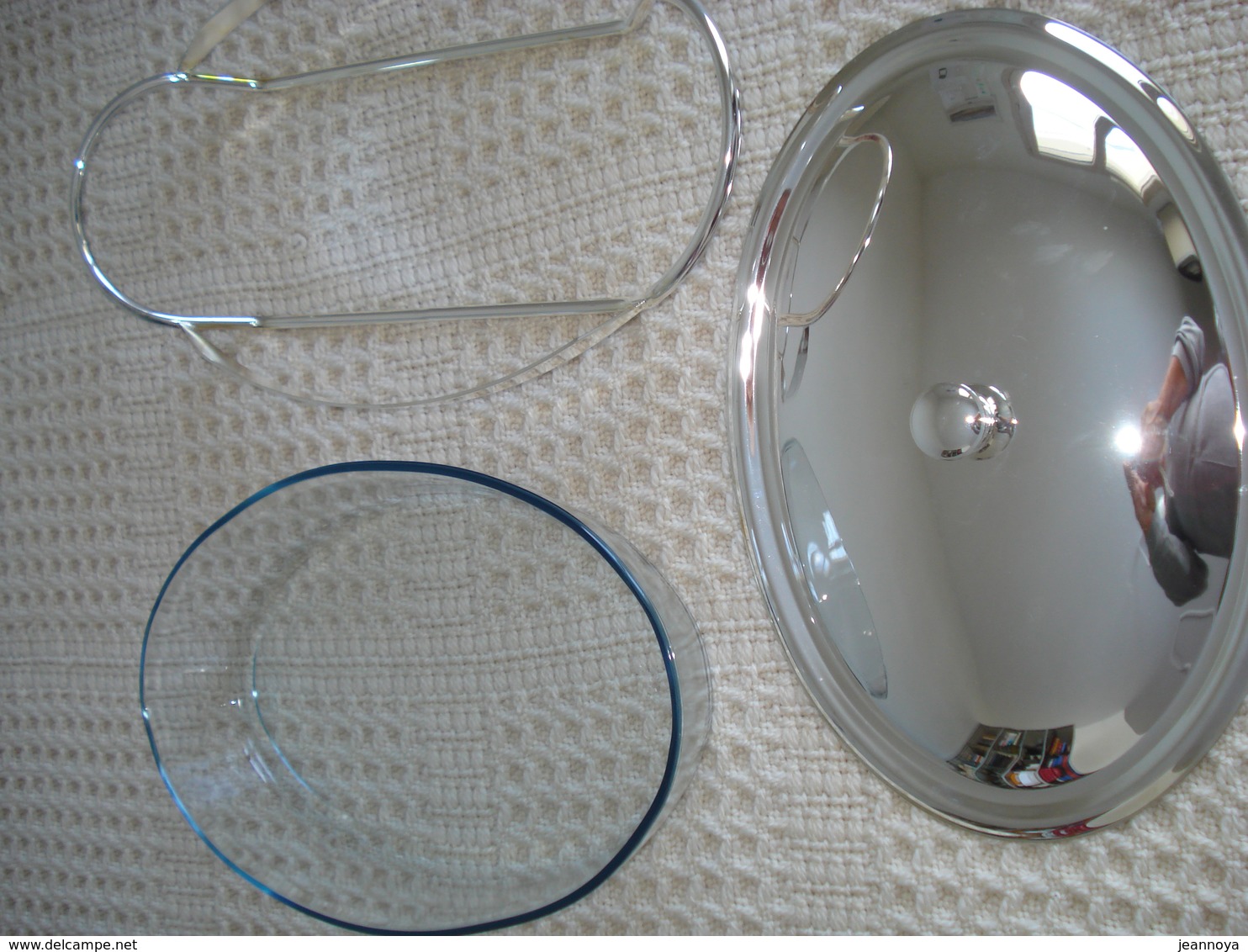 ENSEMBLE NEUF D'UN PLAT OVAL EN PYREX AVEC SON PORTE-PLAT & SON COUVERCLE EN METAL ARGENTÉ. JAMAIS SERVI. - Dishes