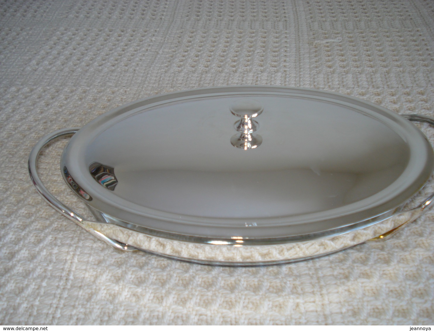 ENSEMBLE NEUF D'UN PLAT OVAL EN PYREX AVEC SON PORTE-PLAT & SON COUVERCLE EN METAL ARGENTÉ. JAMAIS SERVI. - Schalen Und Tabletts