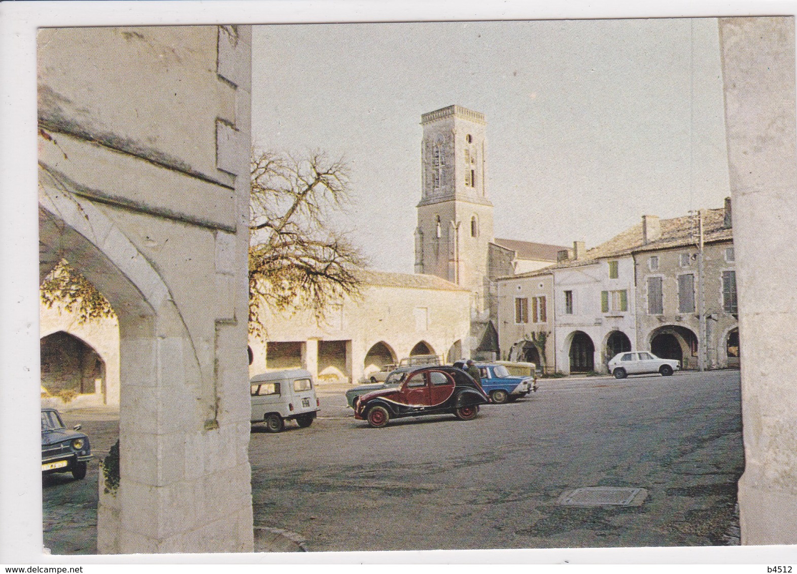 47 CASTILLONNES Place Des Arcades , Voiture Année 1960 , Citroen 2 CV,Renault 4 L ,Renault  R 8 ,Simca 1100 - Autres & Non Classés