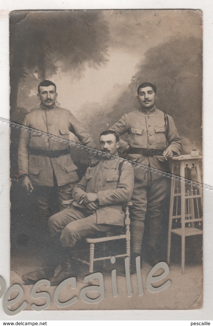 MILITARIA - CARTE PHOTO DE 3 MILITAIRES A IDENTIFIER - N° 107 ET 138 SUR LES COLS - ECRITE EN 1919 ? - Uniformes