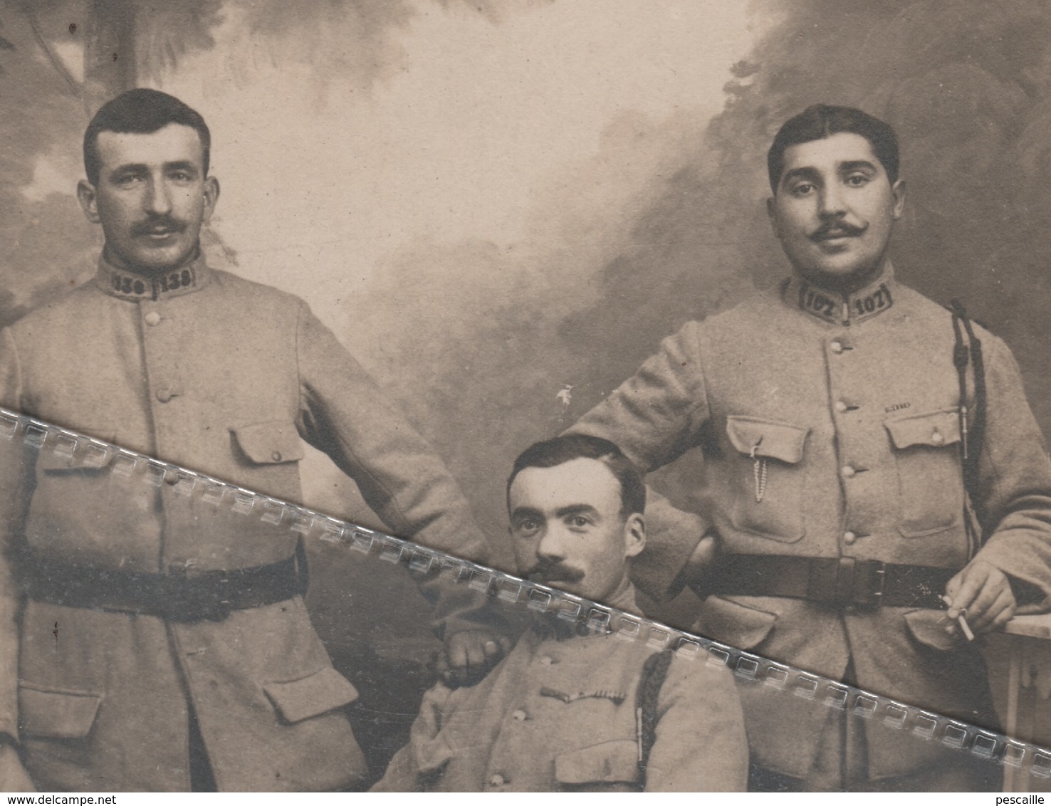 MILITARIA - CARTE PHOTO DE 3 MILITAIRES A IDENTIFIER - N° 107 ET 138 SUR LES COLS - ECRITE EN 1919 ? - Uniformi