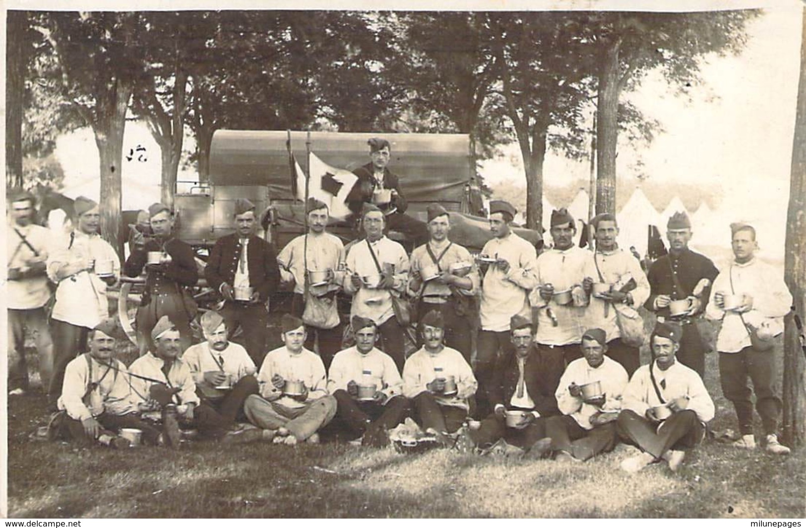 Guerre 1914 Groupe De Soldats à La Popotte Devant Leur Campement Carte Photo Non Située - Andere Kriege