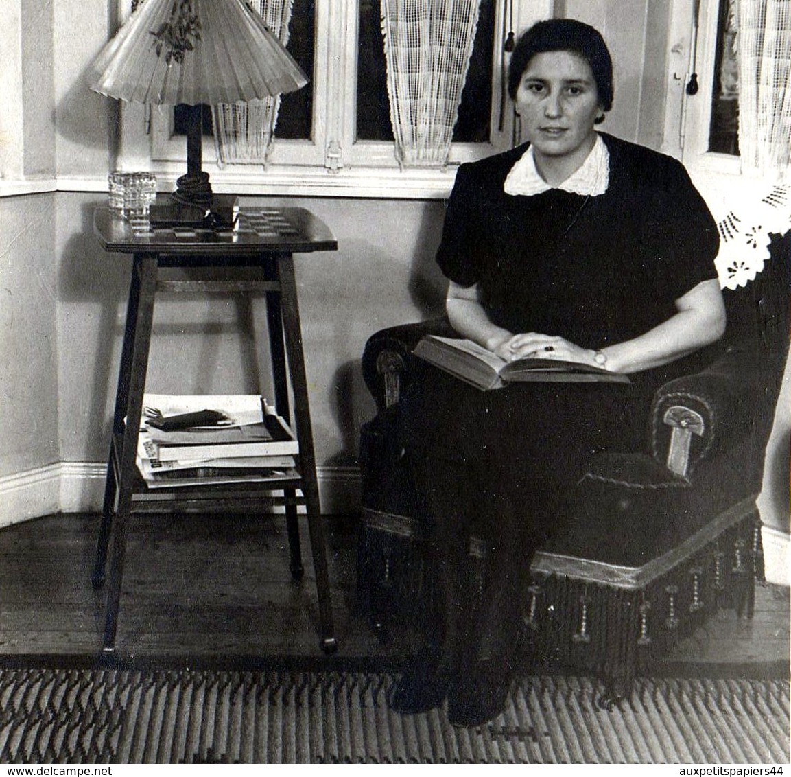 Photo Originale Lecture & Lectrice Adolescente Au Fauteuil Vers 1940 Avec Lampe Posée Sur Table D'échecs Ou De Dames - Pin-up