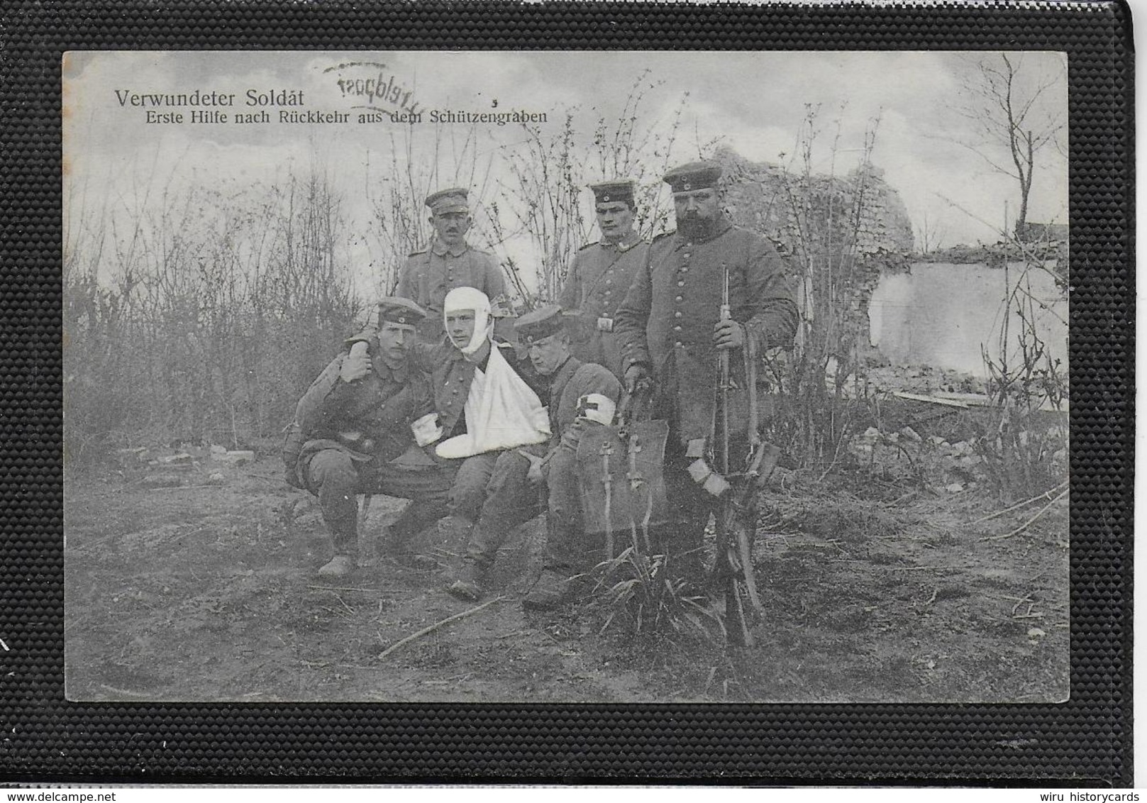 AK 0376  Verwundeter Soldat - Erste Hilfe Nach Rückkehr Aus Dem Schützengraben / Feldpost Um 1917 - Personen