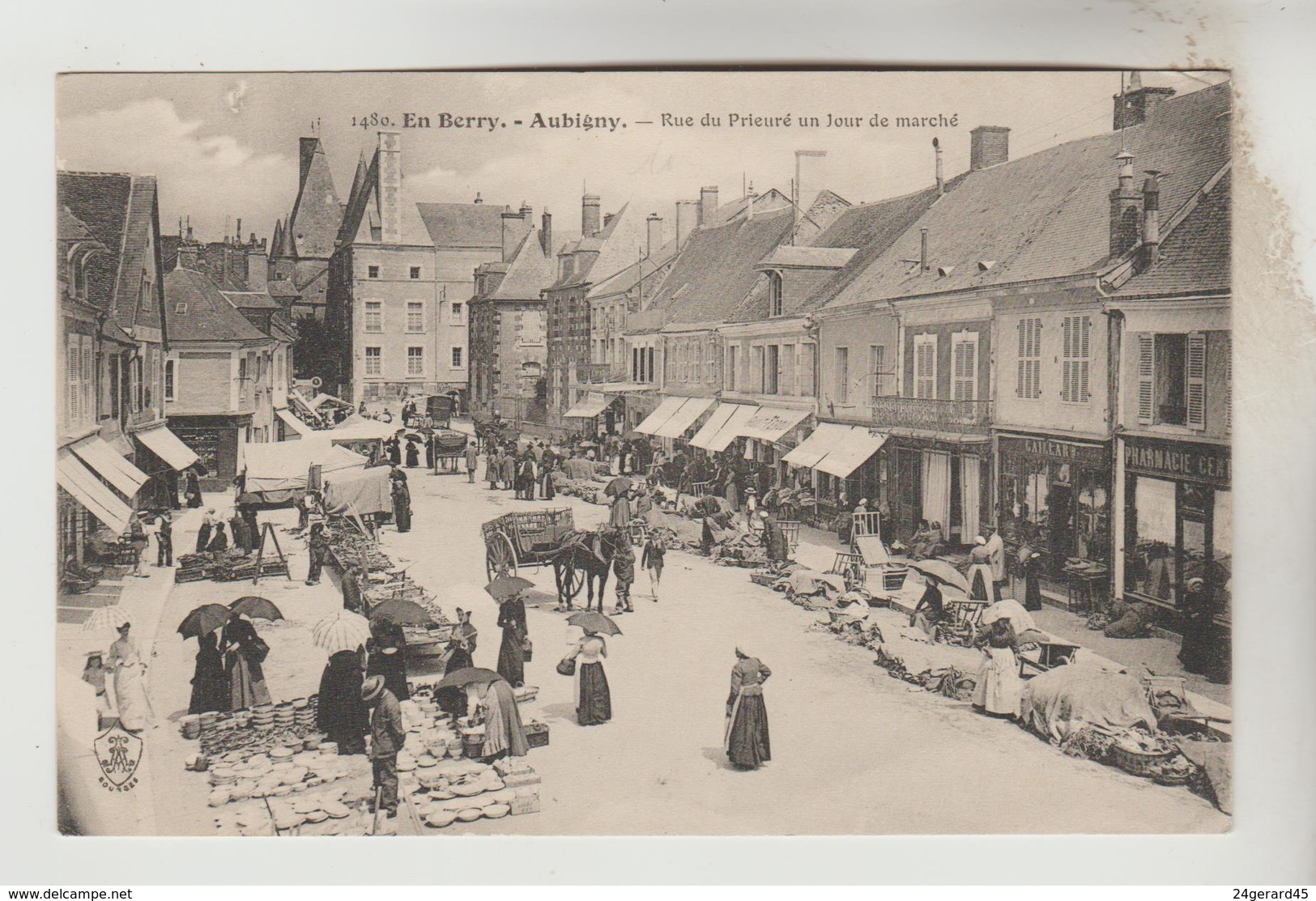 CPA AUBIGNY SUR NERE (Cher) - Rue Du Prieuré Un Jour De Marché - Aubigny Sur Nere