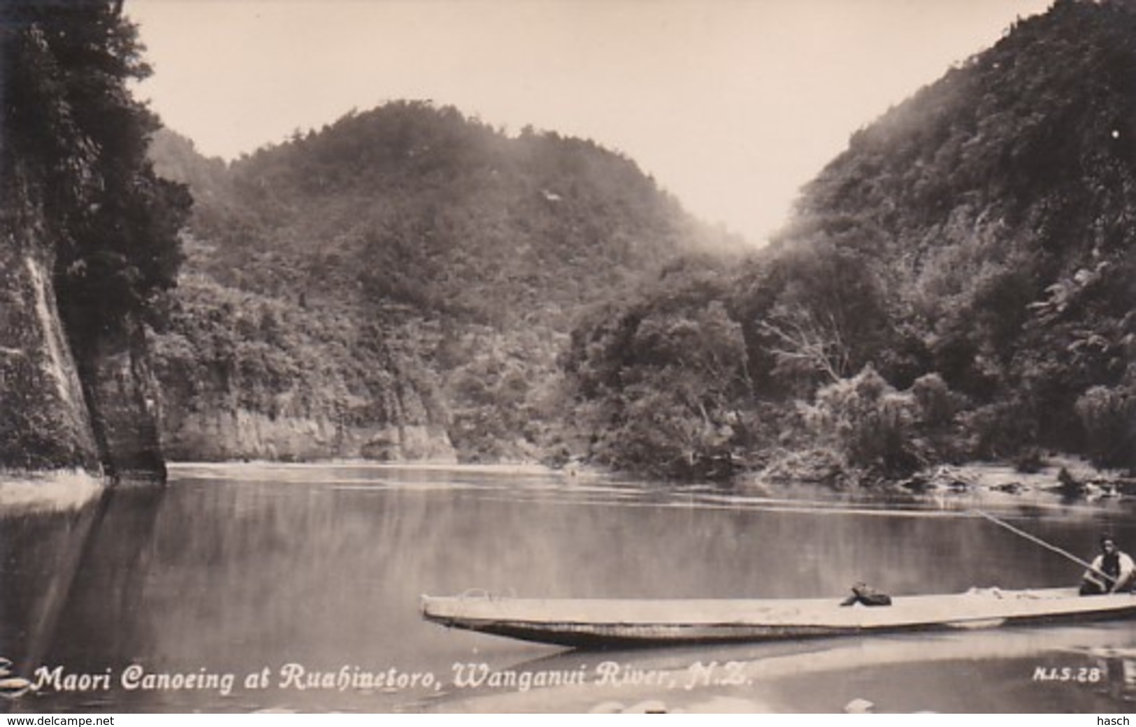 4800137 Maori Canoeing At Ruahinetoro, Wanganui River. (photo Card) - Nouvelle-Zélande