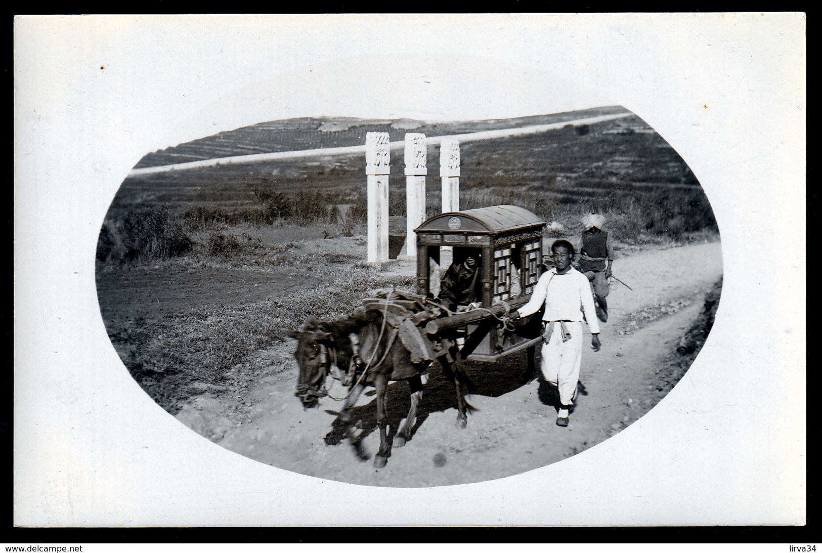 RARE CPA-PHOTO CHINE- CHAISE A PORTEUR AVEC CHEVAL ROUTE DE CHE FOO EN 1913- GROS PLAN- FINITION GLACÉE- 2 SCANS - Chine