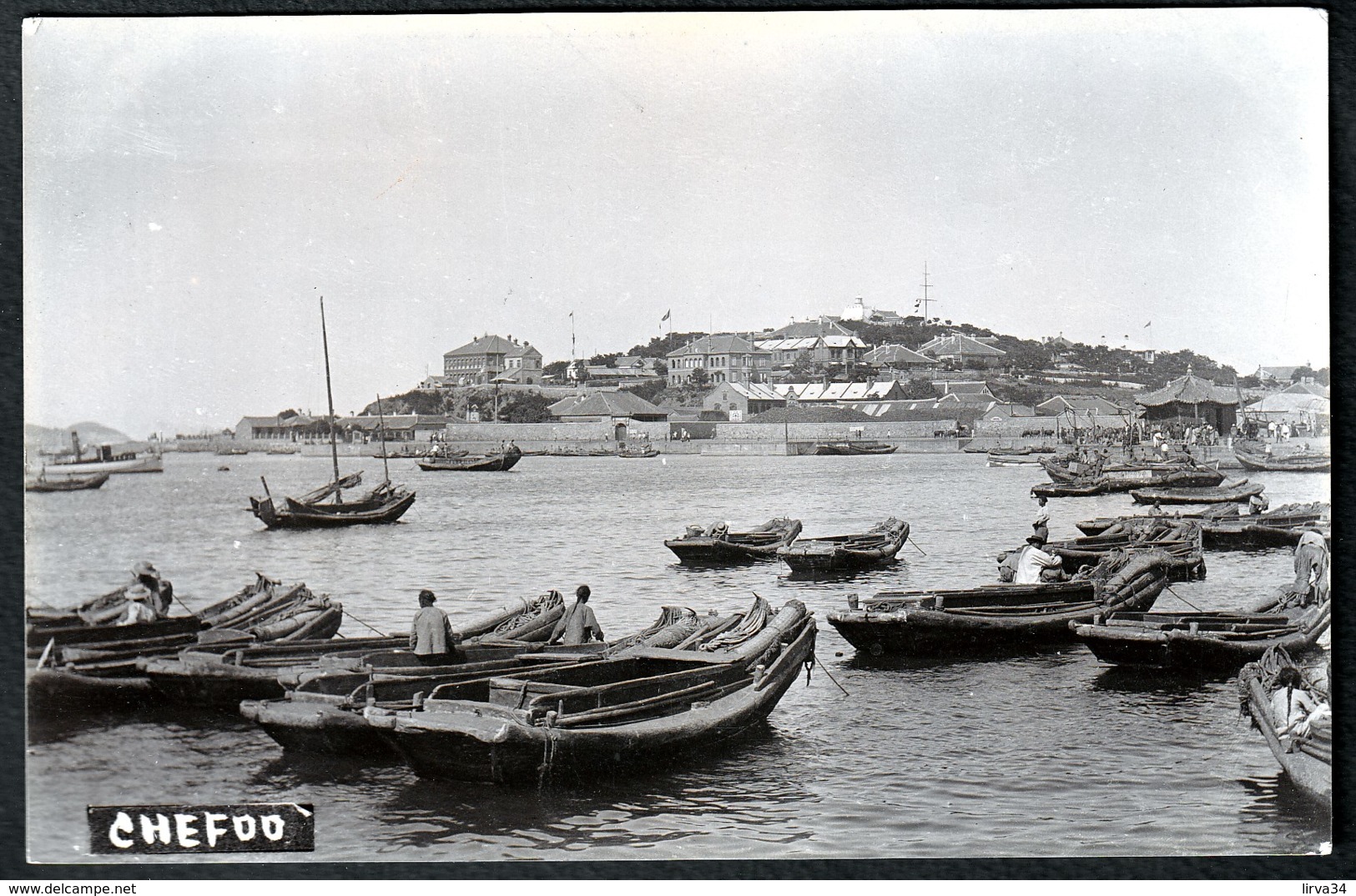 RARE CPA-PHOTO ANCIENNE CHINE- CHE FOO EN 1913- DROITE VILLE EUROPÉENNE- GAUCHE VILLE CHINOISE- FINITION GLACÉE- 2 SCANS - Chine