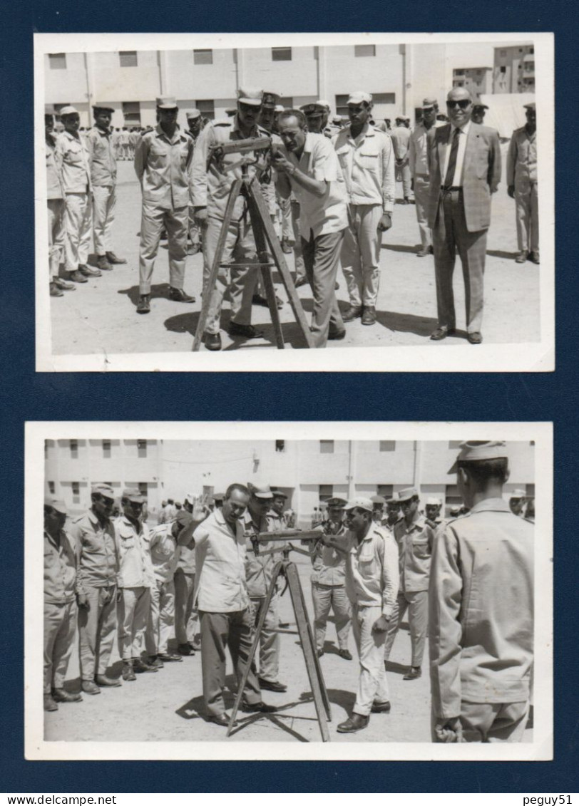 Egypte. Lot De 2 Photos. Militaires égyptiens Essayant Un Fusil Sur Trépied. Caserne D'Assouan ? - War, Military
