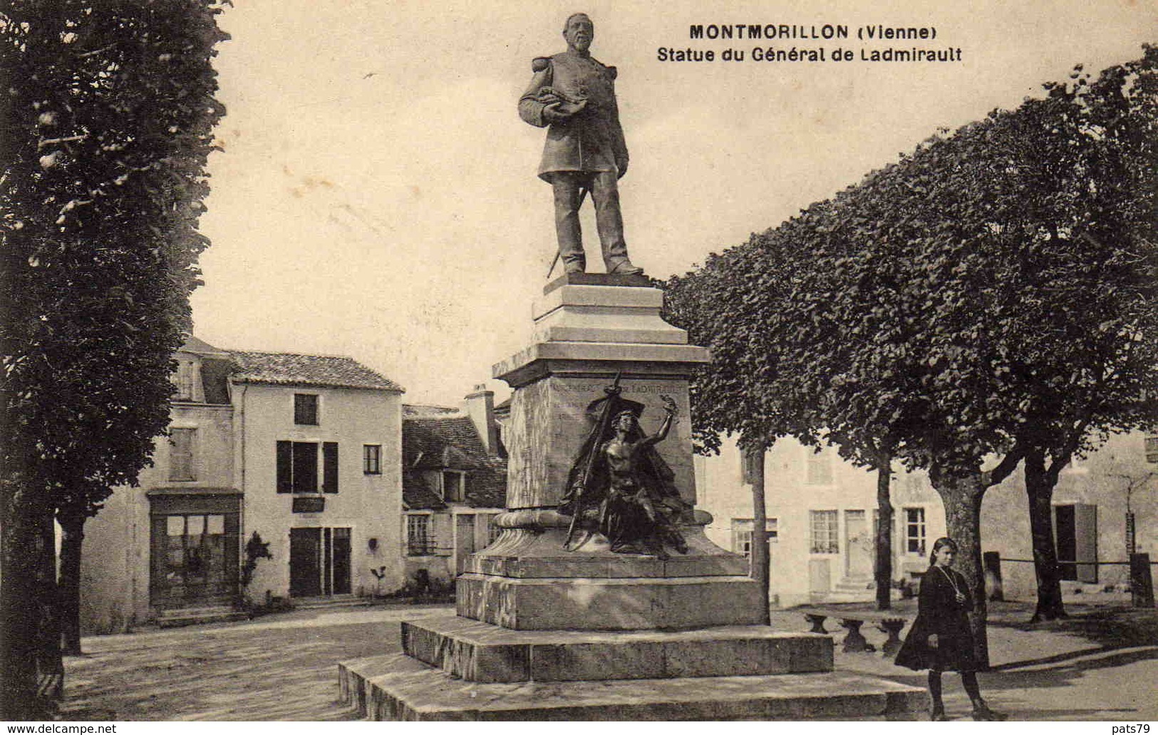 MONTMORILLON  - Statue Du Générale De Ladmirault - Montmorillon