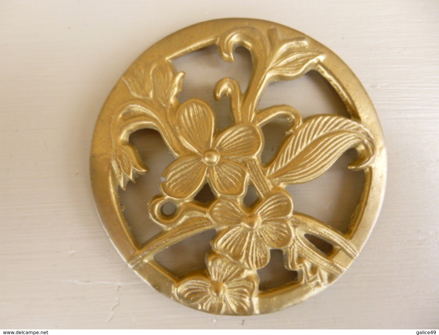 Décor De Table Art Nouveau En Laiton Massif - Motif Floral - Diamètre 7,5 Cm - Courrier Ordinaire - Argenteria