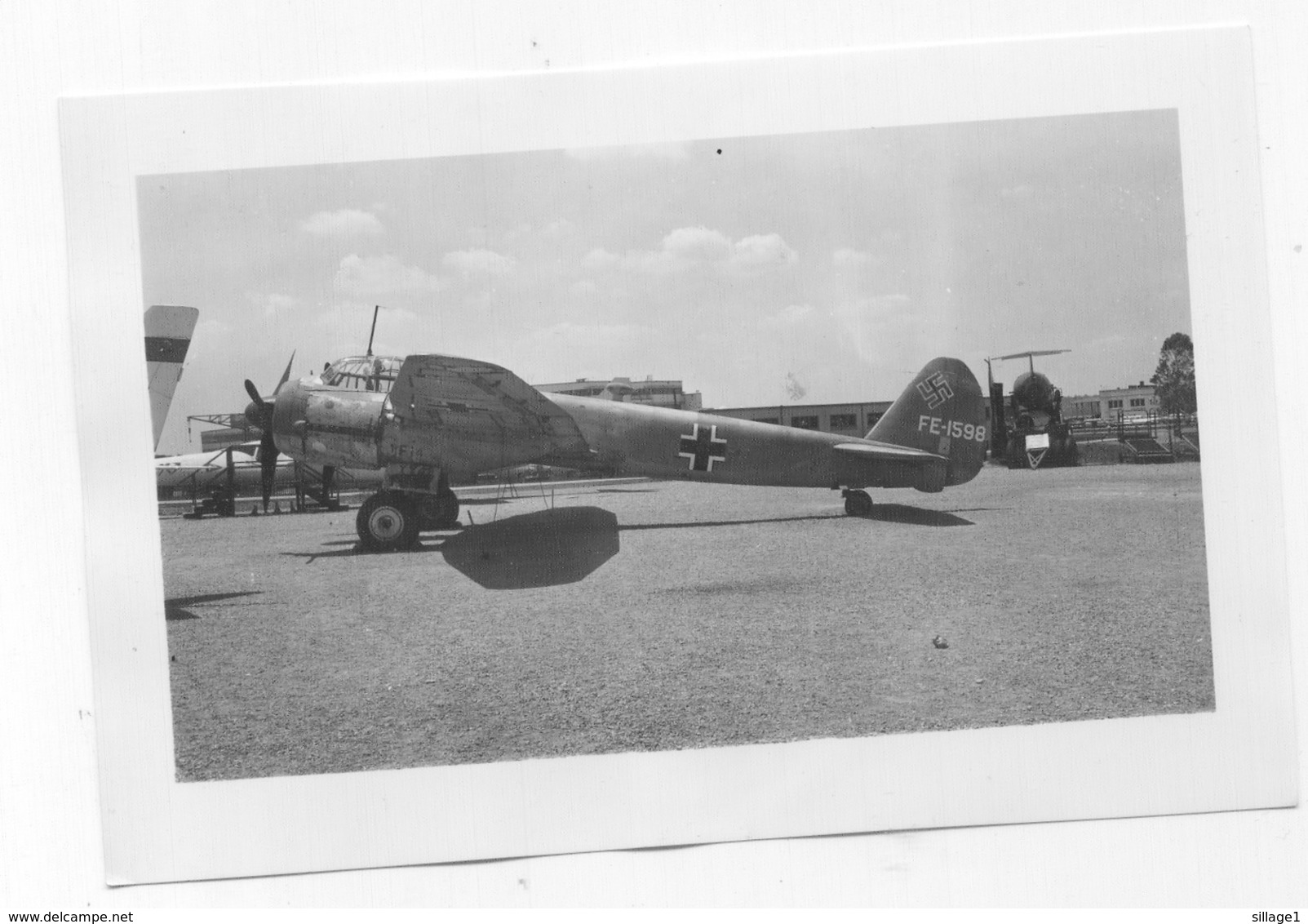 Photographie Semi Moderne D'un Avion Allemand Au Sol 11cm X 8cm Croix Gammée Aviation Armée Reproduction - Aviación