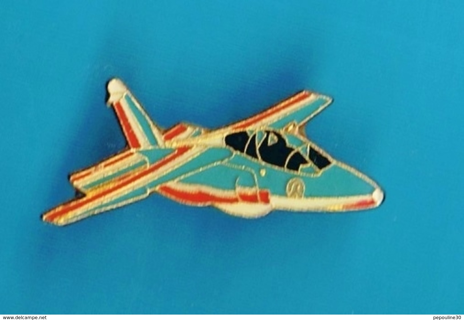 1 PIN'S  //   ** ALPHA-JET / DE LA  PATROUILLE DE FRANCE / ARMÉE DE L'AIR FRANÇAISE ** - Militari