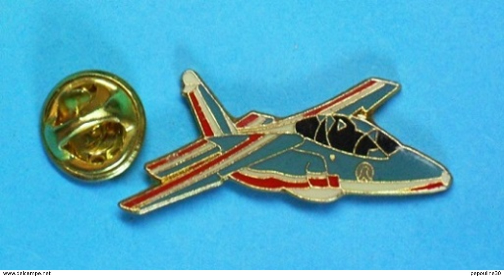 1 PIN'S  //   ** ALPHA-JET / DE LA  PATROUILLE DE FRANCE / ARMÉE DE L'AIR FRANÇAISE ** - Militari