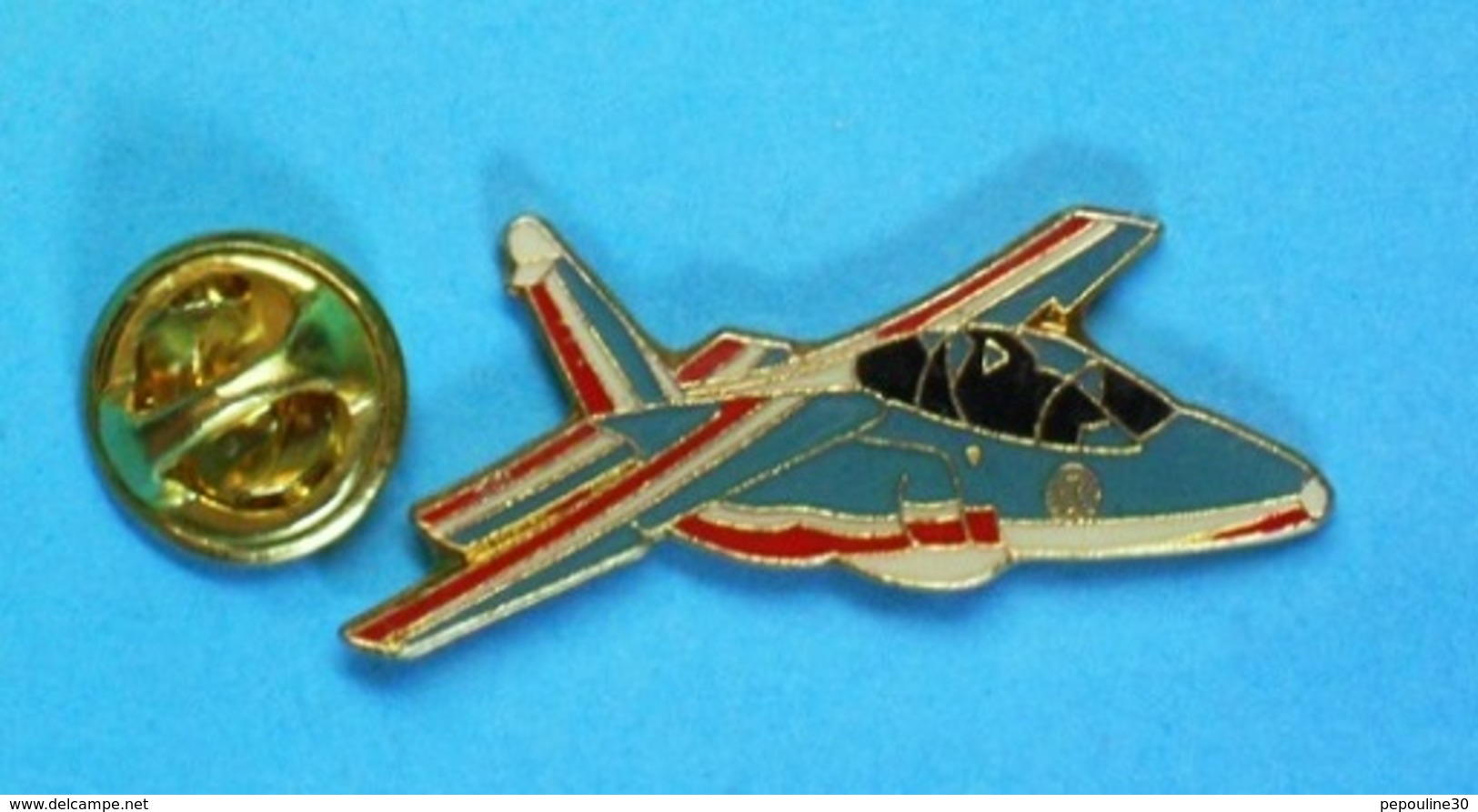 1 PIN'S  //   ** ALPHA-JET / DE LA  PATROUILLE DE FRANCE / ARMÉE DE L'AIR FRANÇAISE ** - Militari