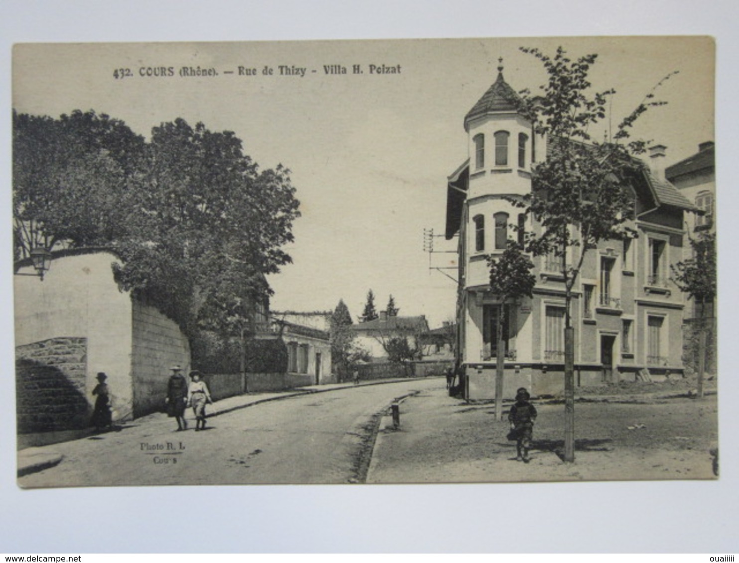 Cpa, Trés Belle Vue Animée, COURS, Rue De Thisy, Villa H. POIZAT - Cours-la-Ville