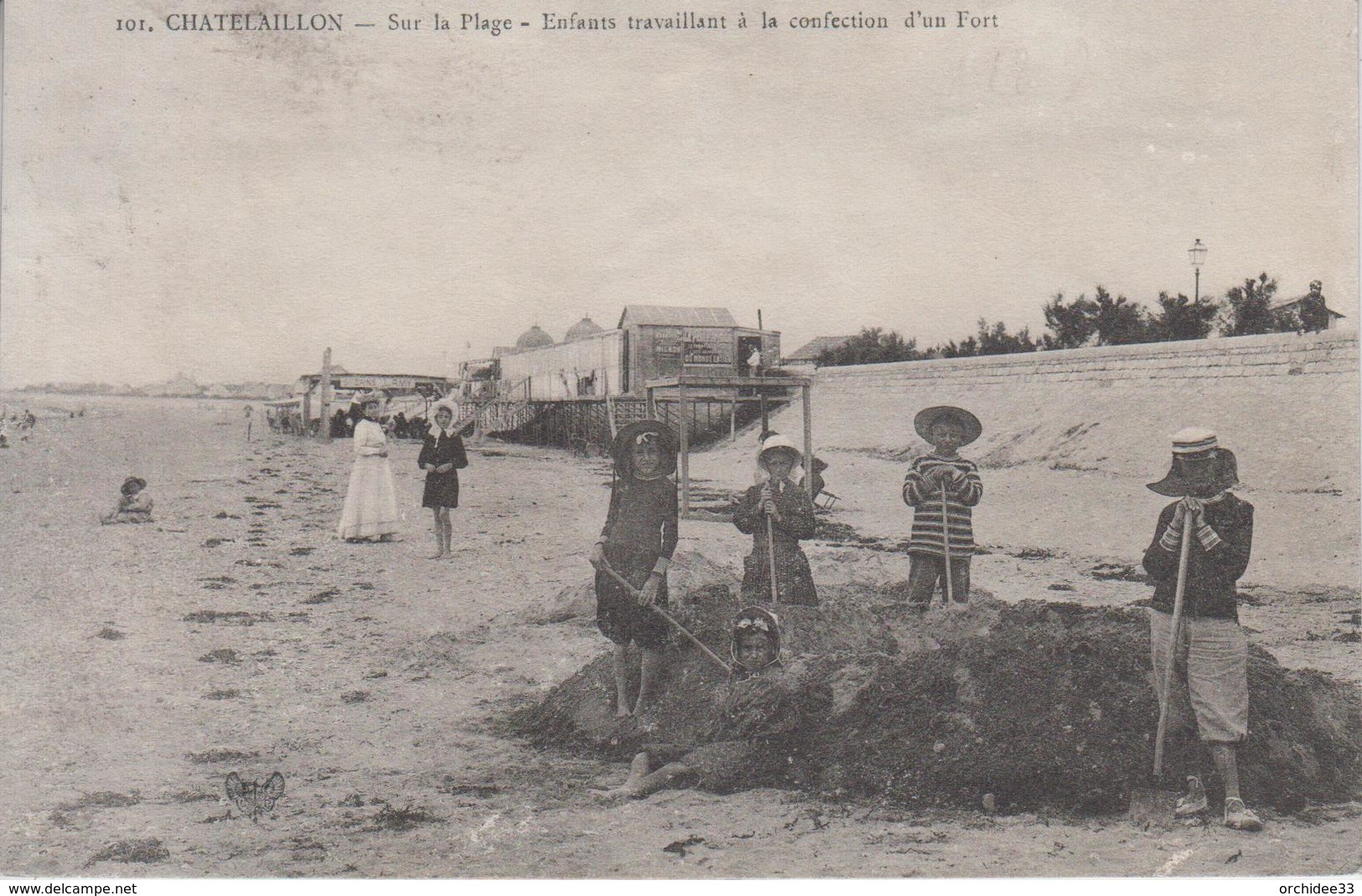 CPA Chatelaillon - Sur La Plage - Enfants Travaillant à La Confection D'un Fort (belle Scène) - Châtelaillon-Plage