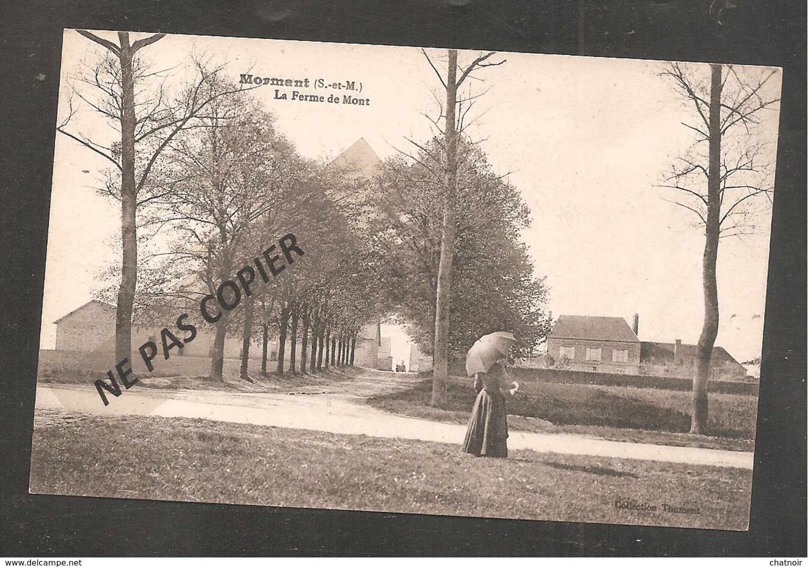 MORMANT   Ferme  De Mont   /femme Avec Ombrelle - Mormant