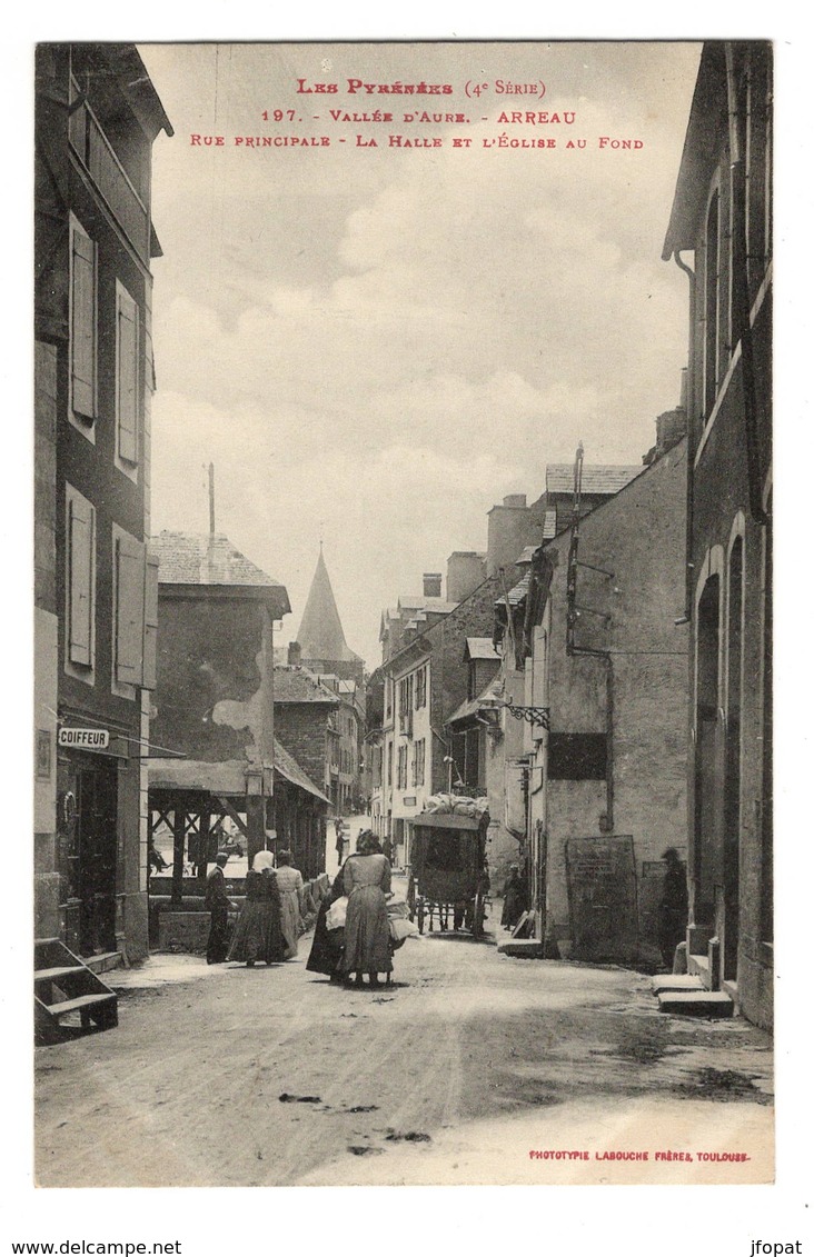 65 HAUTES PYRENEES - ARREAU Rue Principale, La Halle Et L'Eglise Au Fond - Sonstige & Ohne Zuordnung