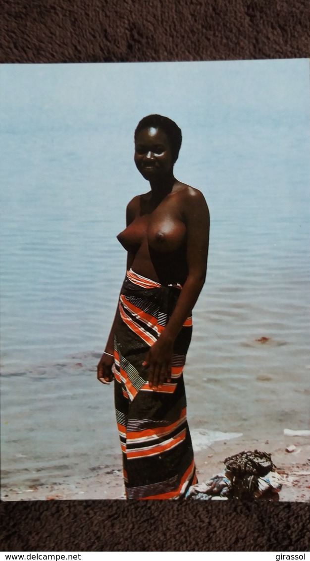 CPSM AFRIQUE EN COULEURS RENCONTRE AU BORD DU MARIGOT IRIS 7359 FEMME NOIRE SEINS NUS - Unclassified