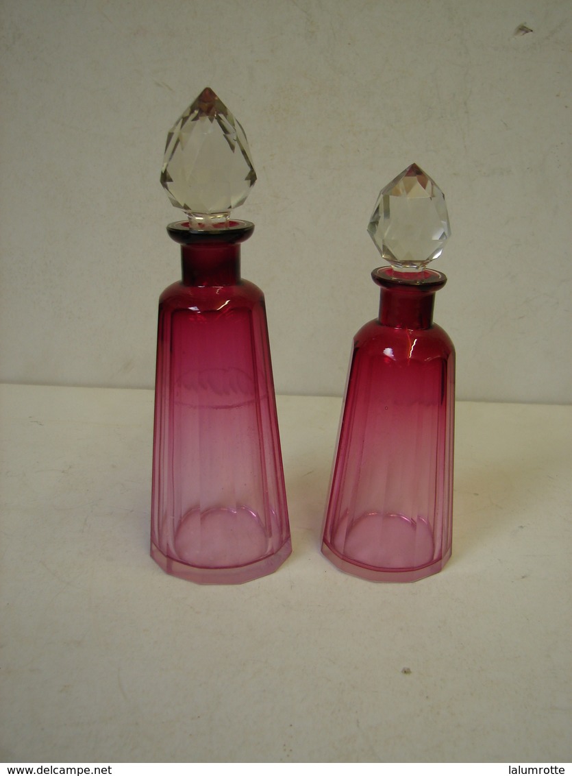 Lot. 1185. Deux Anciennes Fioles à Parfum En Verre Rosâtre - Verre & Cristal