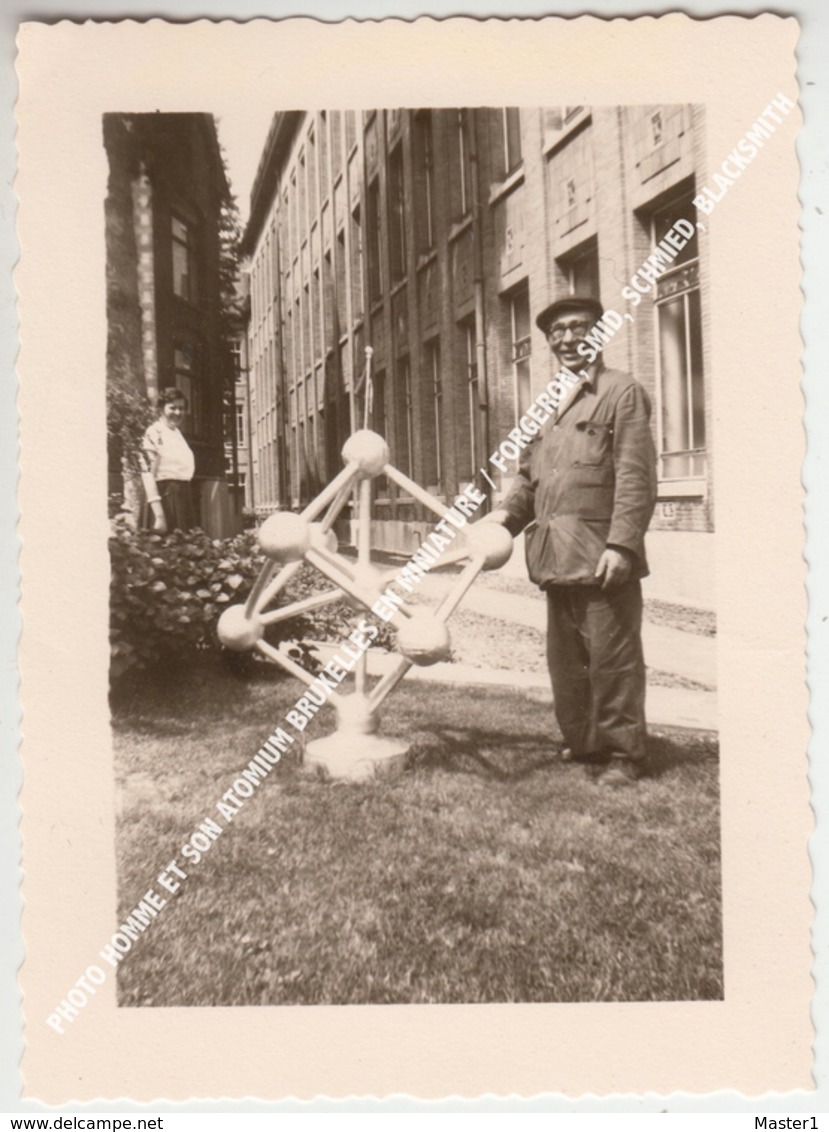 PHOTO HOMME ET SON ATOMIUM BRUXELLES EN MINIATURE / FORGERON, SMID, SCHMIED, BLACKSMITH - Ambachten