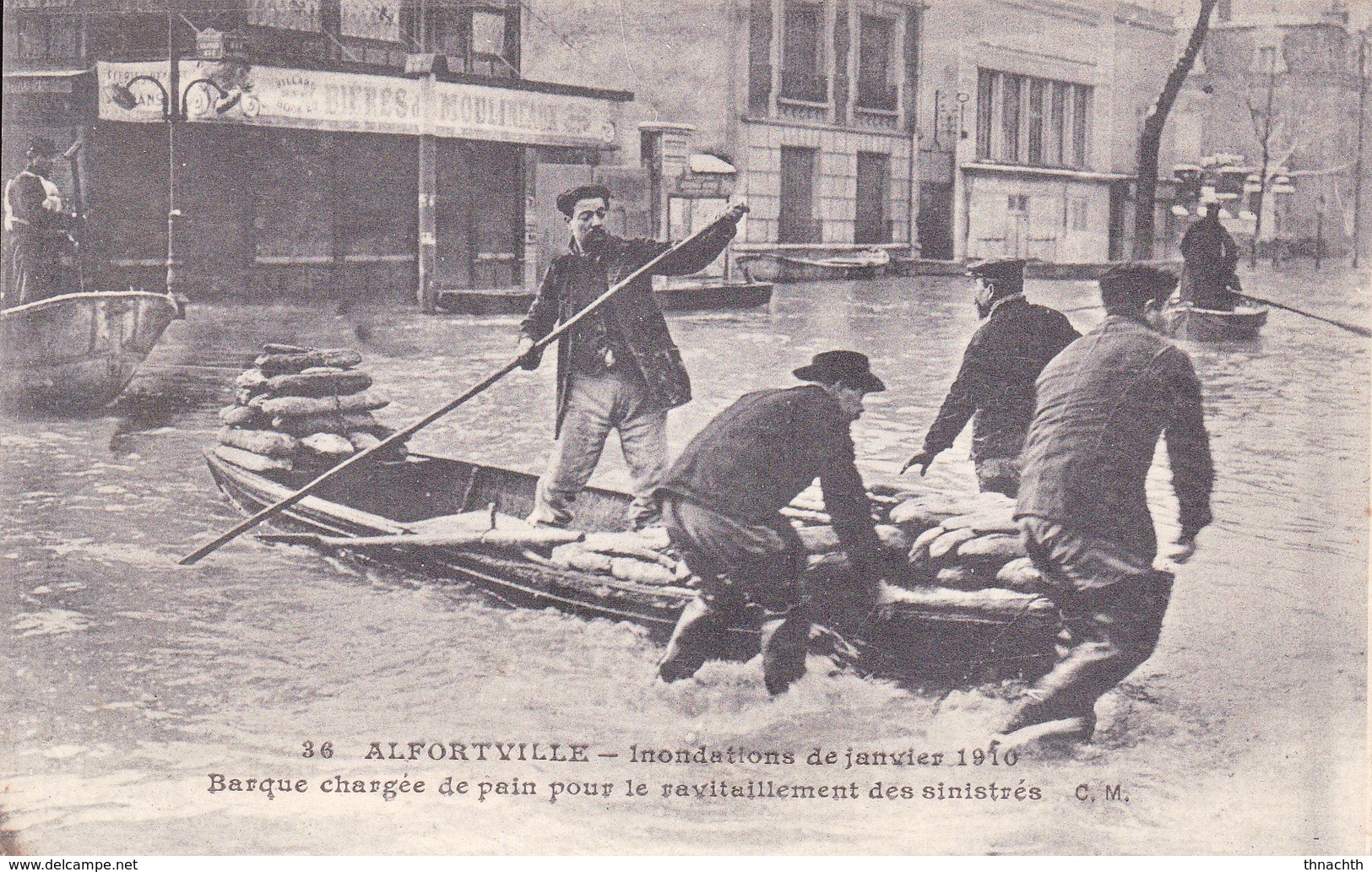 ALFORVILLE.Innondation De Janvier 1910.barque Chargée De Pain Pour Le Ravitaillement Des Sinistrés - Alfortville