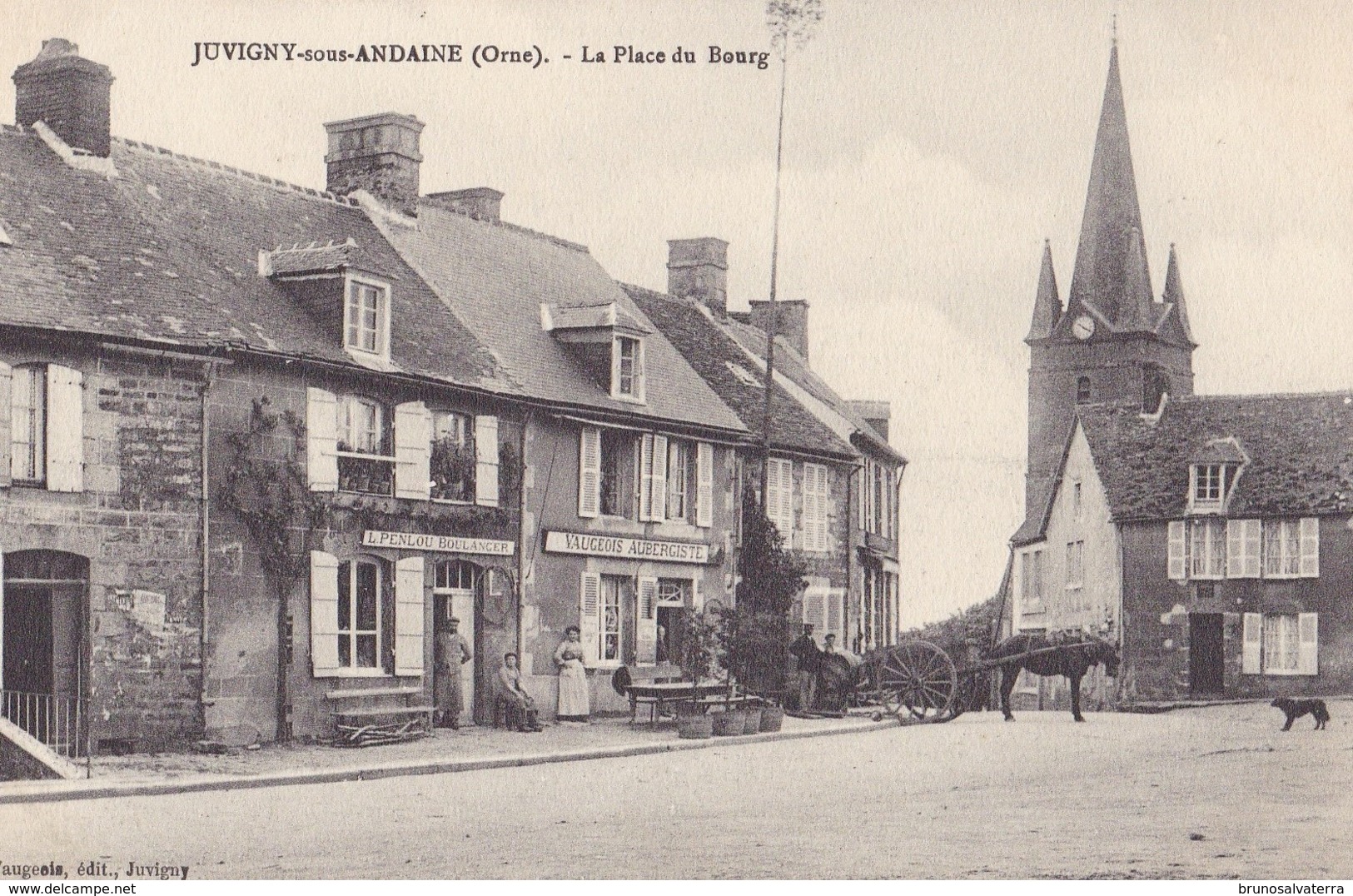 JUVIGNY SOUS ANDAINE - La Place Du Bourg - Juvigny Sous Andaine