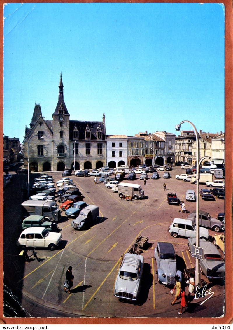 33  CPSM  LIBOURNE  La Place De L'Hôtel De Ville Voitures Dont Citroen 2ch Et Renault 4L... Bon état (plis Sur 2 Angles) - Libourne