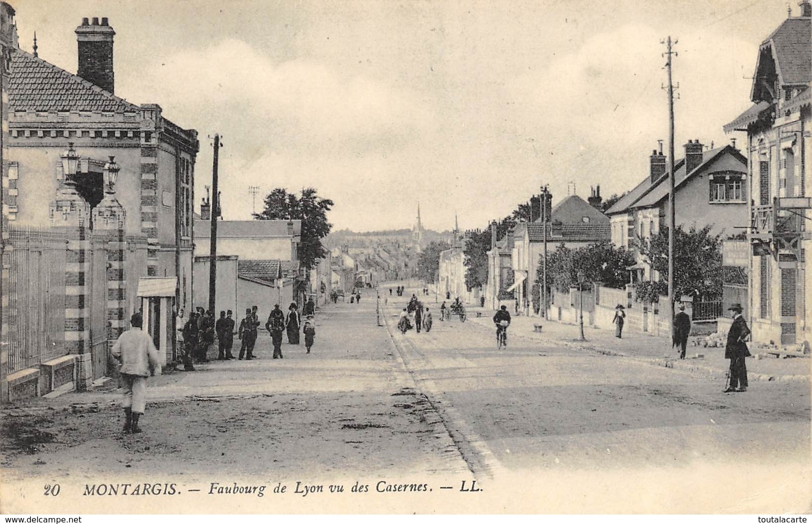 CPA 45 MONTARGIS FAUBOURG DE LYON VU DES CASERNES - Montargis