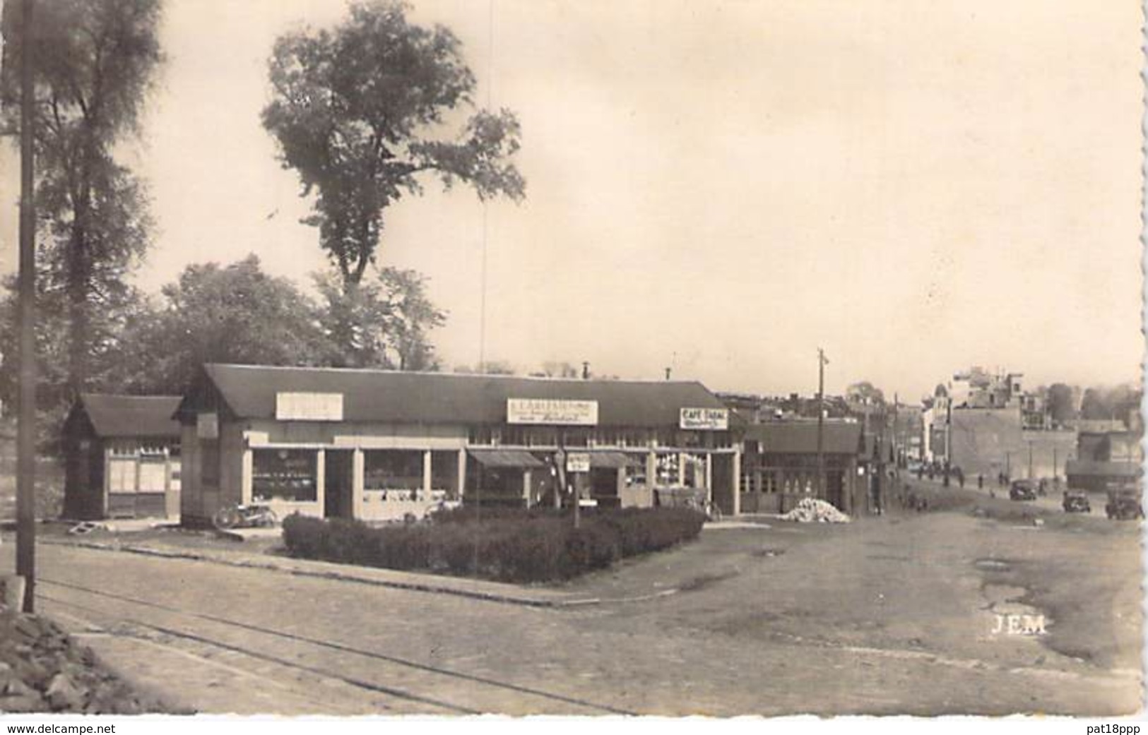 59 - MAUBEUGE : Rue De France Prolongée ( Commerces - Café Tabac - Bonneterie ...) CPSM Dentelée Noir Et Blanc - Nord - Maubeuge