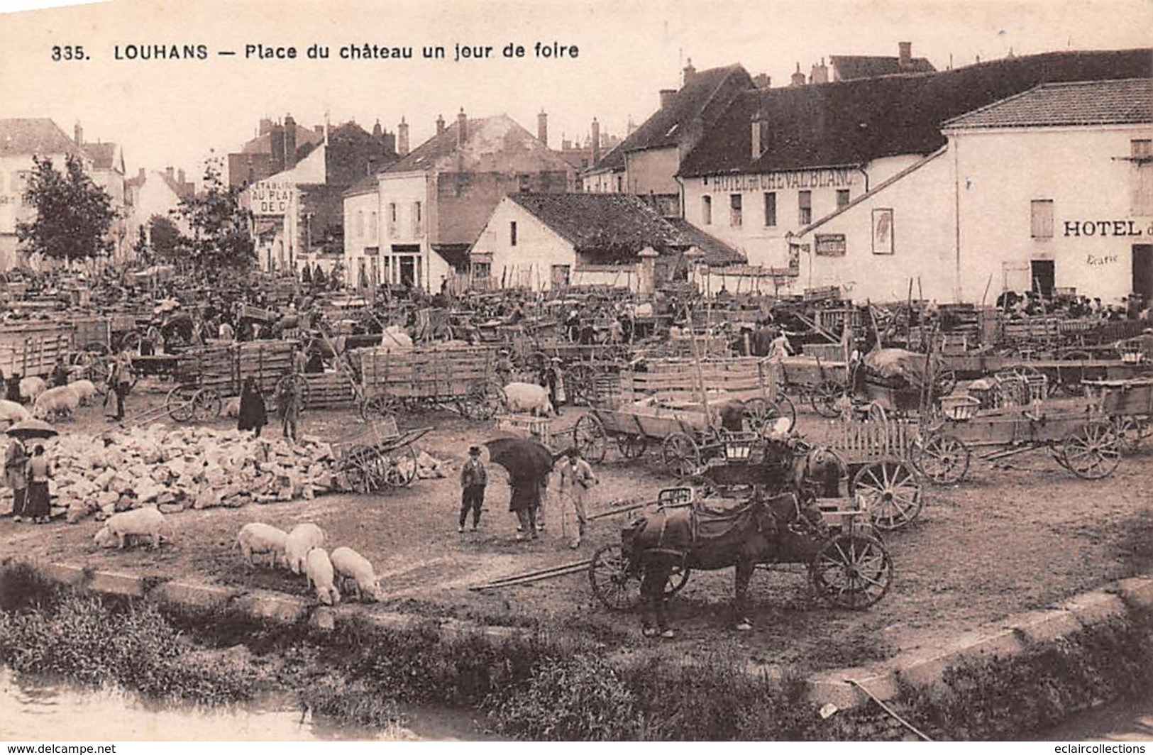 Louhans       71      Place Du Château. Jour De Foire        (voir Scan) - Louhans