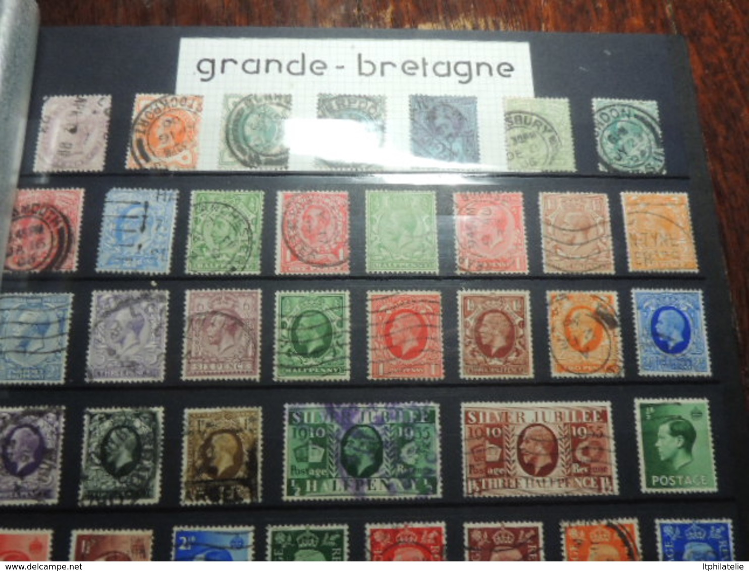 GROS ALBUM VERT  ESPAGNE GRANDE BRETAGNE  QUANTITE DE TIMBRES DONT DES CLASSIQUES  L ENSEMBLE EN BONNE CONDITION