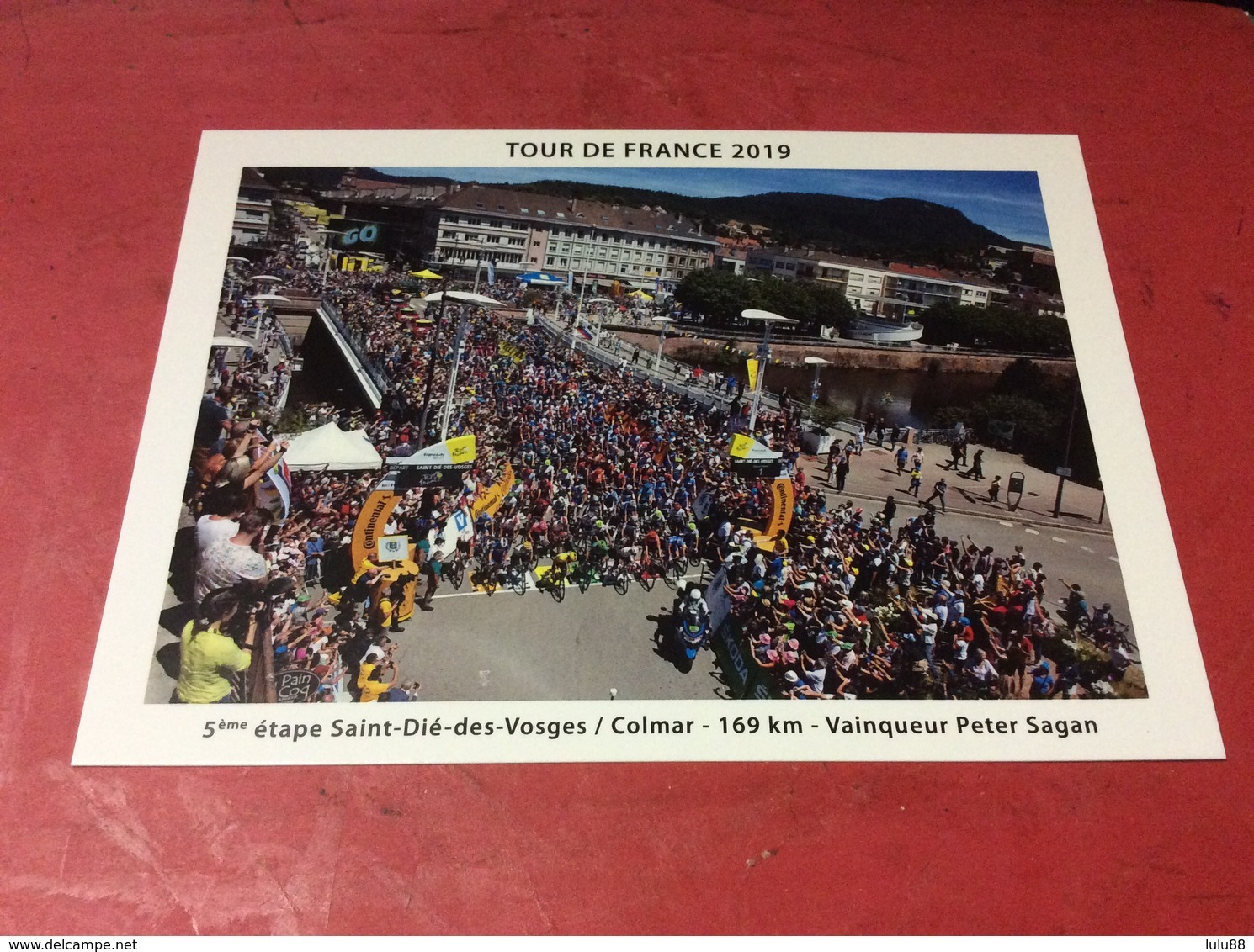 TOUR DE FRANCE 2019.  Étape.5 SAINT DIE / COLMAR. Le Départ. Format 13x18 Tirage 300 Ex - Altri & Non Classificati