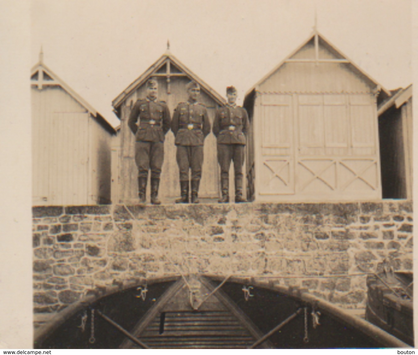 Photo Ww2   Carolles Plage  Proche Granville 50  Manche   Allemand   Cabines   Embarcation Sur Le Sable - Guerre, Militaire