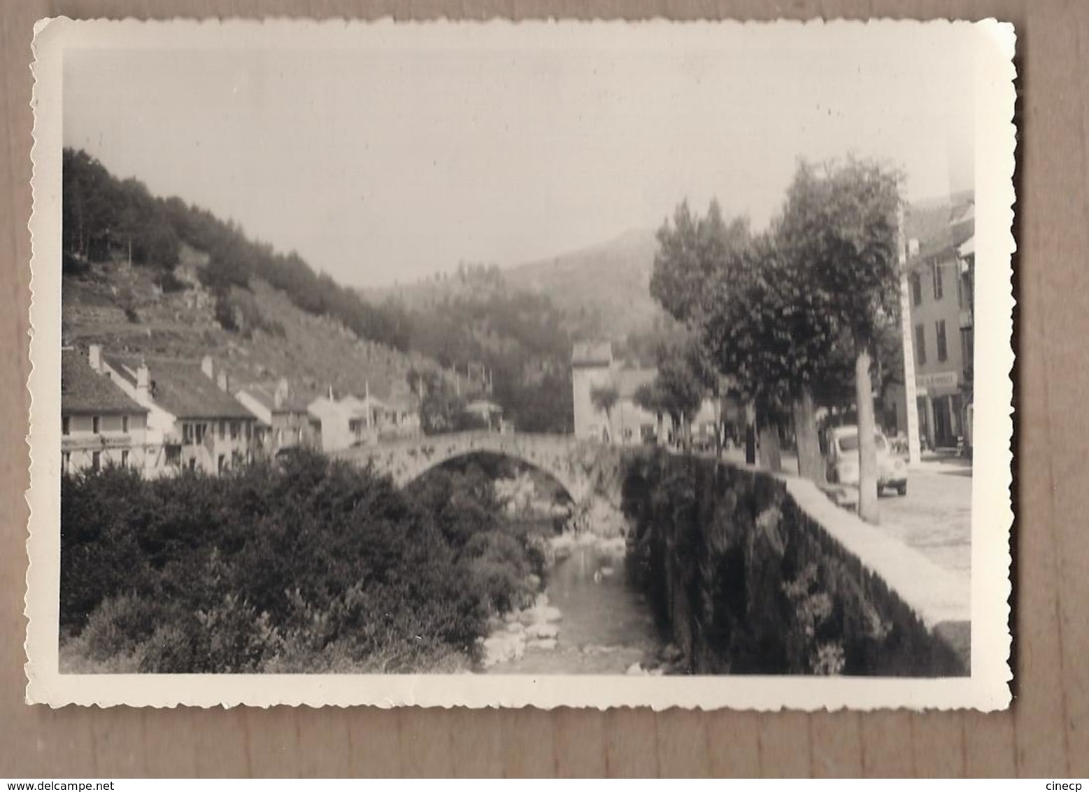 PHOTO 48 - LOZERE - PONT DE MONTVERT - Juillet 1960 - TB Photographie VILLAGE Cours D'eau ANIMATION AUTOMOBILES - Le Pont De Montvert