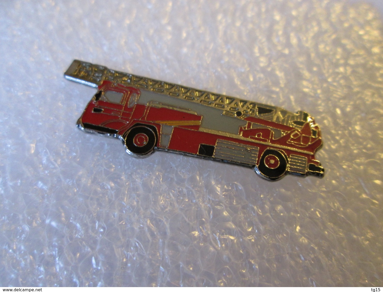 PIN'S   Pompier  Camion  Grande Echelle - Pompiers