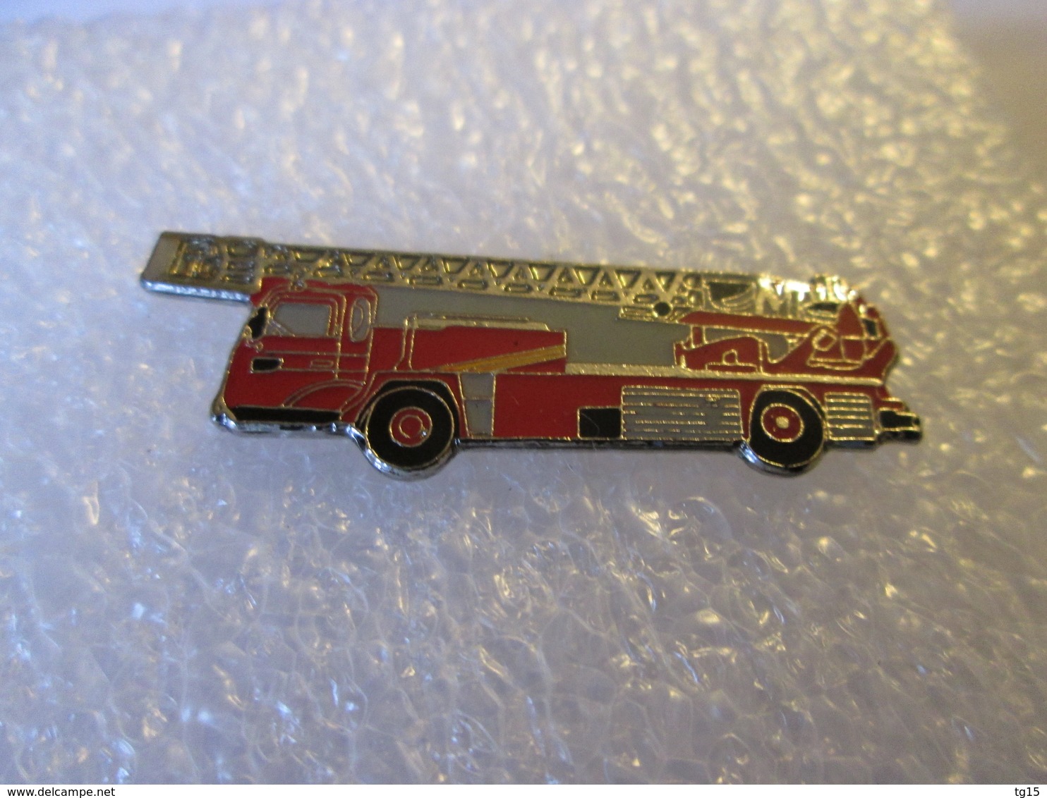 PIN'S   Pompier  Camion  Grande Echelle - Pompiers