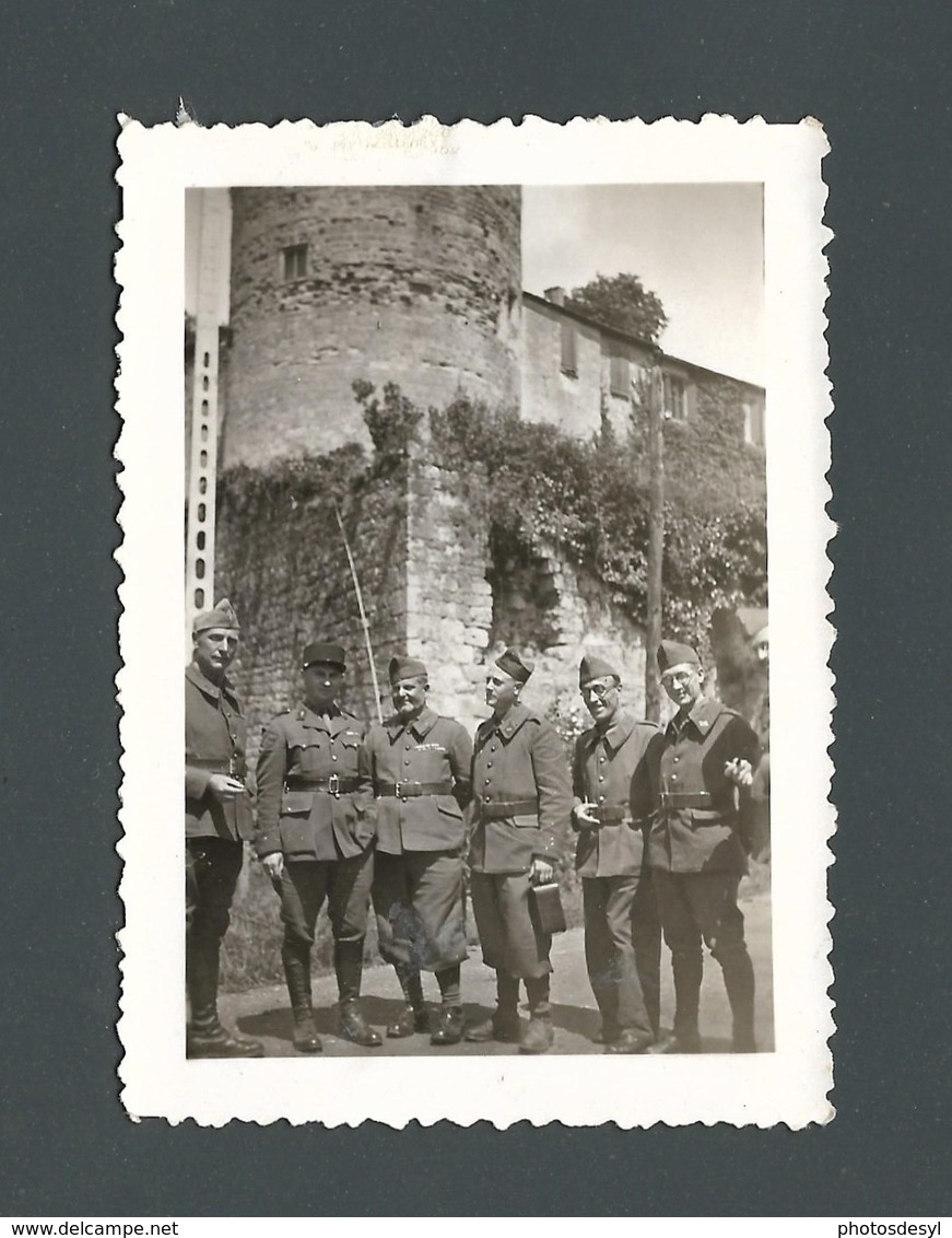 Un Groupe De Militaires Dont Deux Frères Jumeaux En Uniformes Devant Une Caserne Fort Ou Château - Photo Snapshot - Guerre, Militaire