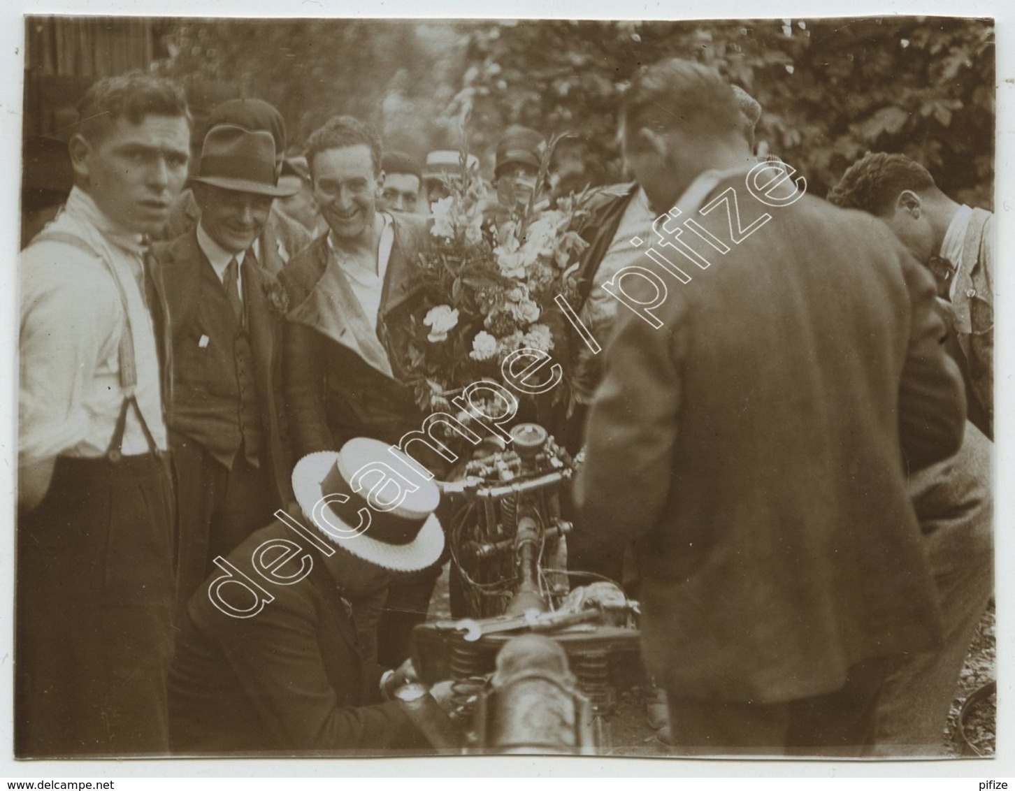 Course De Moto . Le Vainqueur Tenant Son Bouquet De Fleurs . Citrate Circa 1910 . - Sports