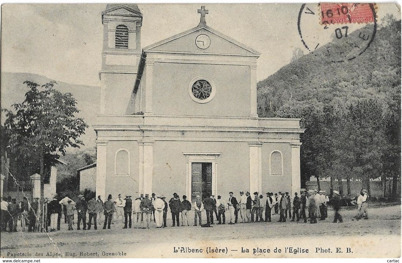 D38 - L'ALBENC - LA PLACE  DE L'EGLISE - Nombreuses Personnes  Devant L'église - Belle Animation - L'Albenc