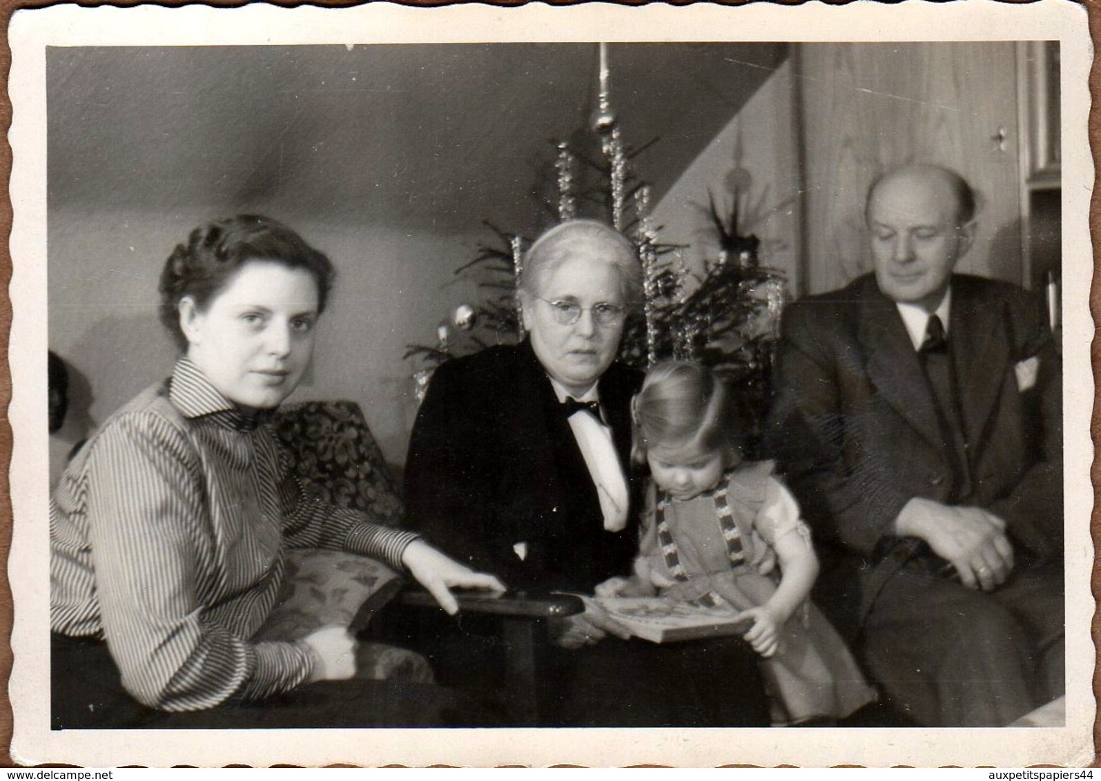 Photo Amateur Originale Portrait De Famille Strict Au Pied Du Sapin & Lecture - Personnes Anonymes