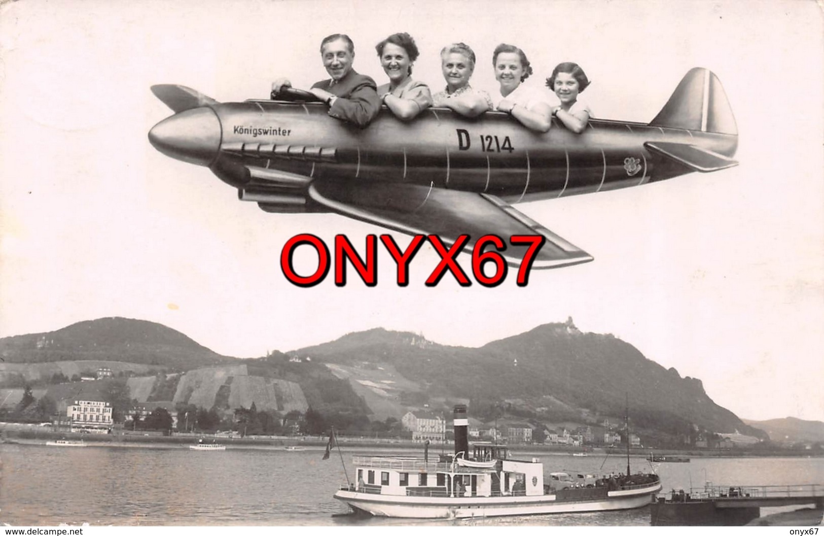 Carte Postale Photo Montage AVION Fictif "Königswinter" Vol Au Dessus Du Rhin En Allemagne (Deutschland) BATEAU - Fotografie